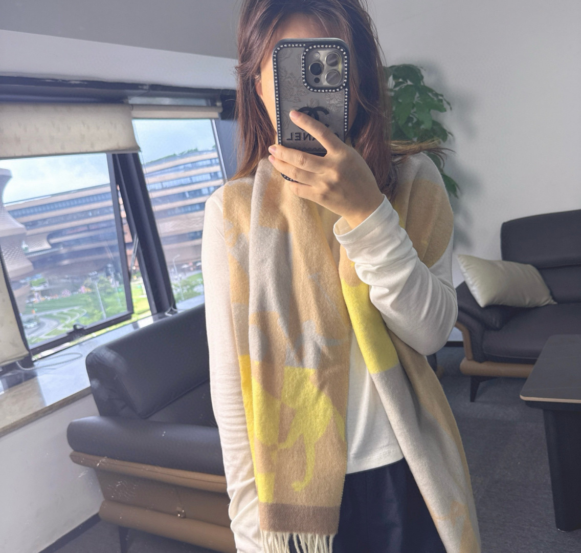 Hermès ▪Hermes · 爱马仕提花围巾 的温柔配色 迷恋 气质低调恬静又不失优雅 重点推荐 高级舒适 气质