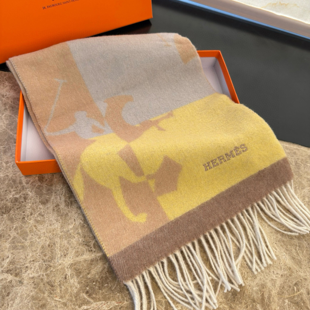 Hermès ▪Hermes · 爱马仕提花围巾 的温柔配色 迷恋 气质低调恬静又不失优雅 重点推荐 高级舒适 气质