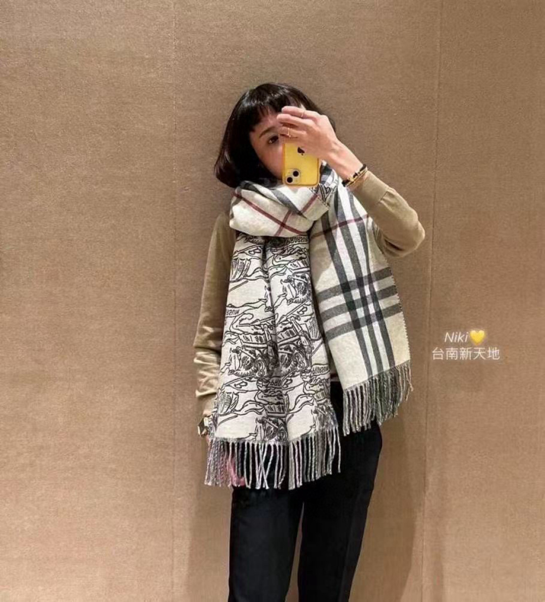 Burberry Bur马术骑士双面披肩 各种 被誉为Burberry今年最美的款 最 的提花马术战马徽标 石色格纹披肩