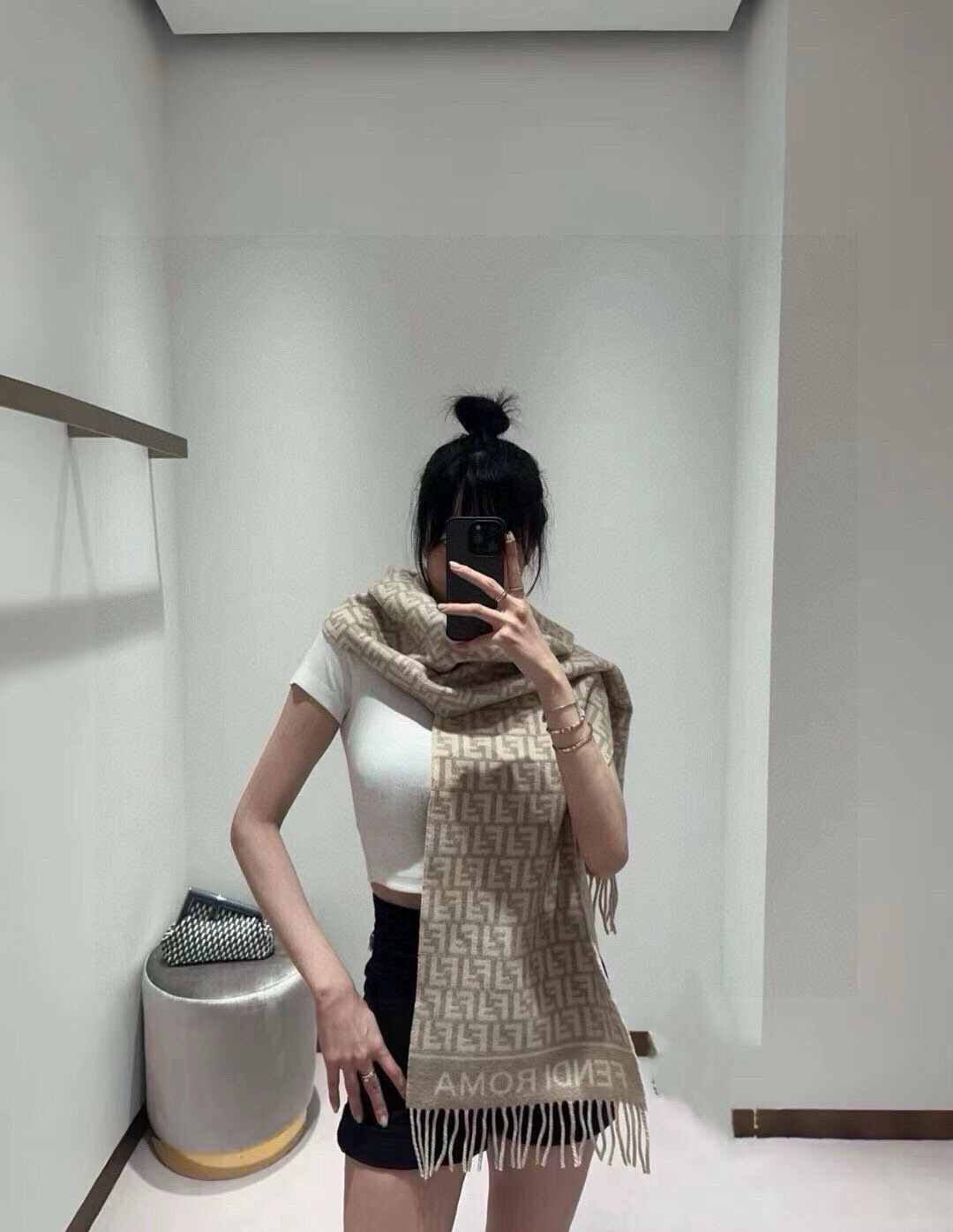 Fendi Fendi今年最火的围巾 全世界都在抢的老花FF字母款 主打的限量大 ‼ 也是有钱也很难买到的好玩意儿‼ 正儿八经的好东西