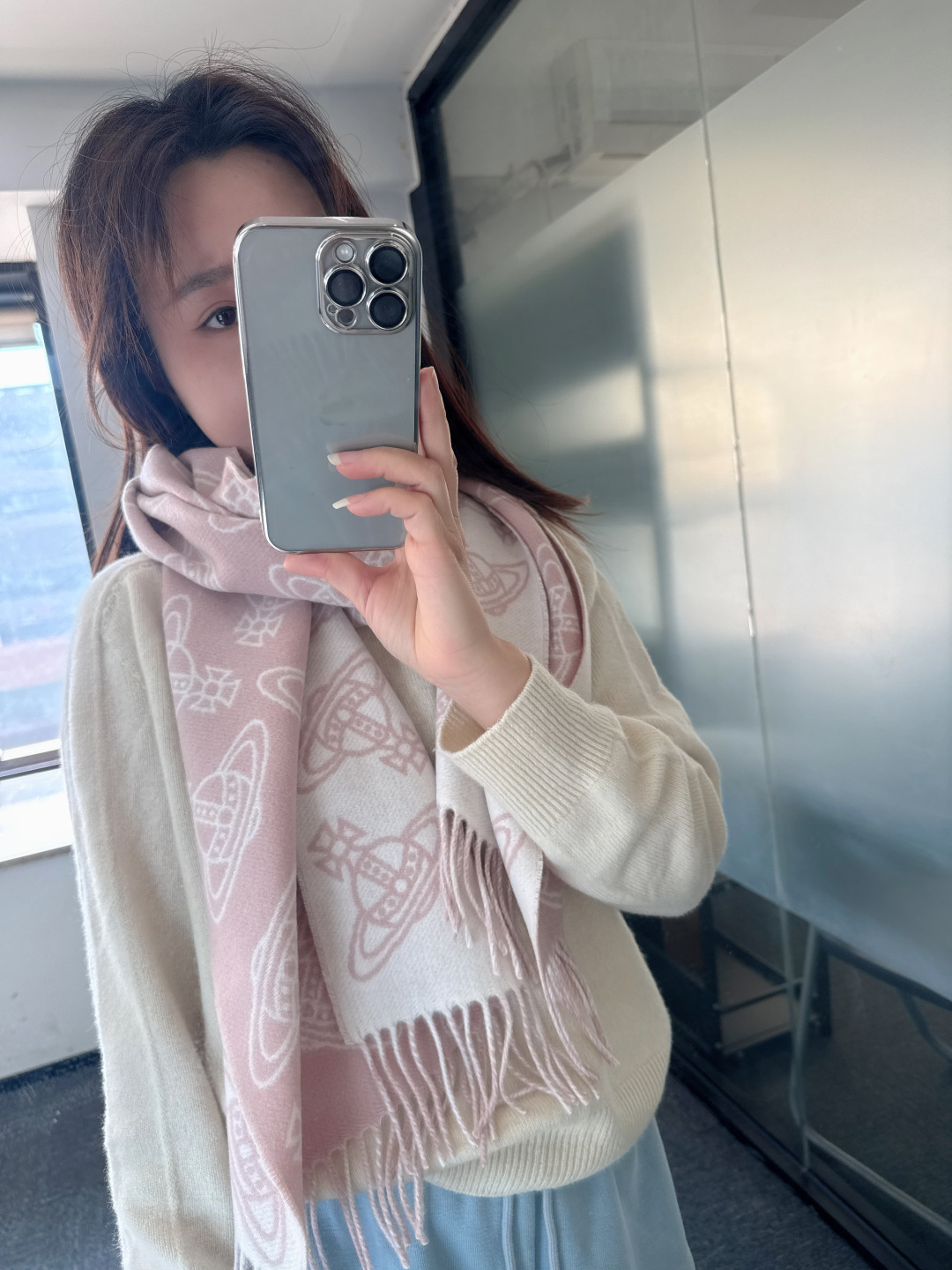 Vivienne Westwood 𝐖𝐞𝐬𝐭𝐰𝐨𝐨𝐝 大土星新款围巾 vivienne westwood西太后土星 英国时装设计师