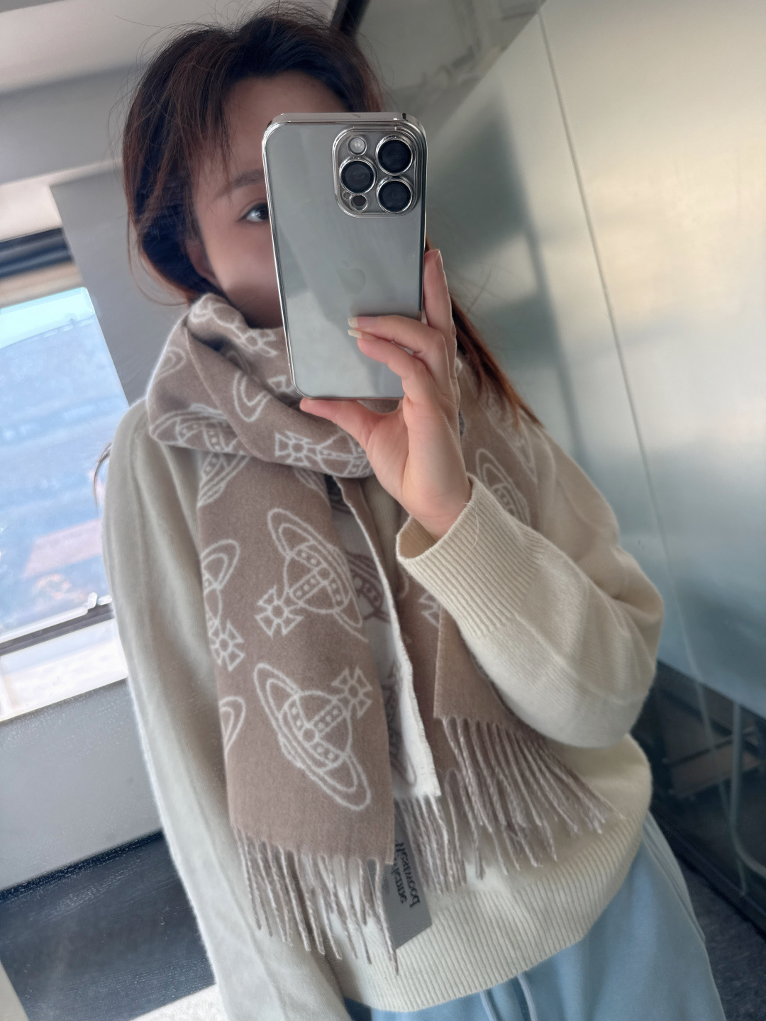 Vivienne Westwood 𝐖𝐞𝐬𝐭𝐰𝐨𝐨𝐝 大土星新款围巾 vivienne westwood西太后土星 英国时装设计师