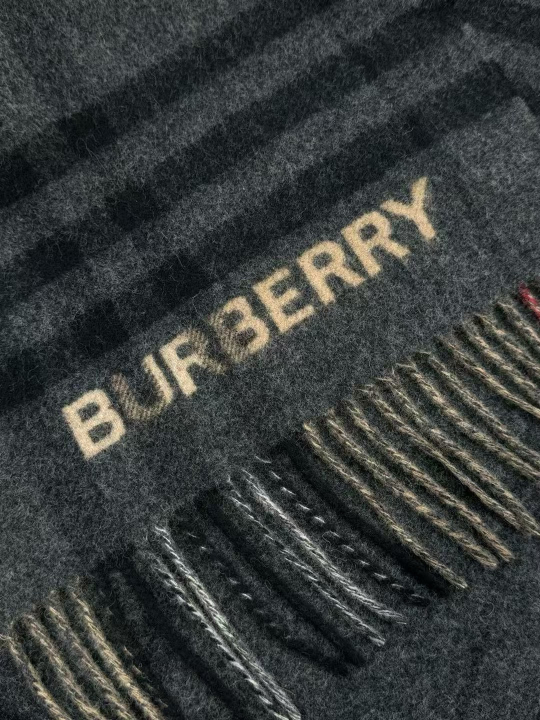 Burberry 𝐁𝐔𝐑𝐁𝐄𝐑𝐑𝐘对比感格纹
