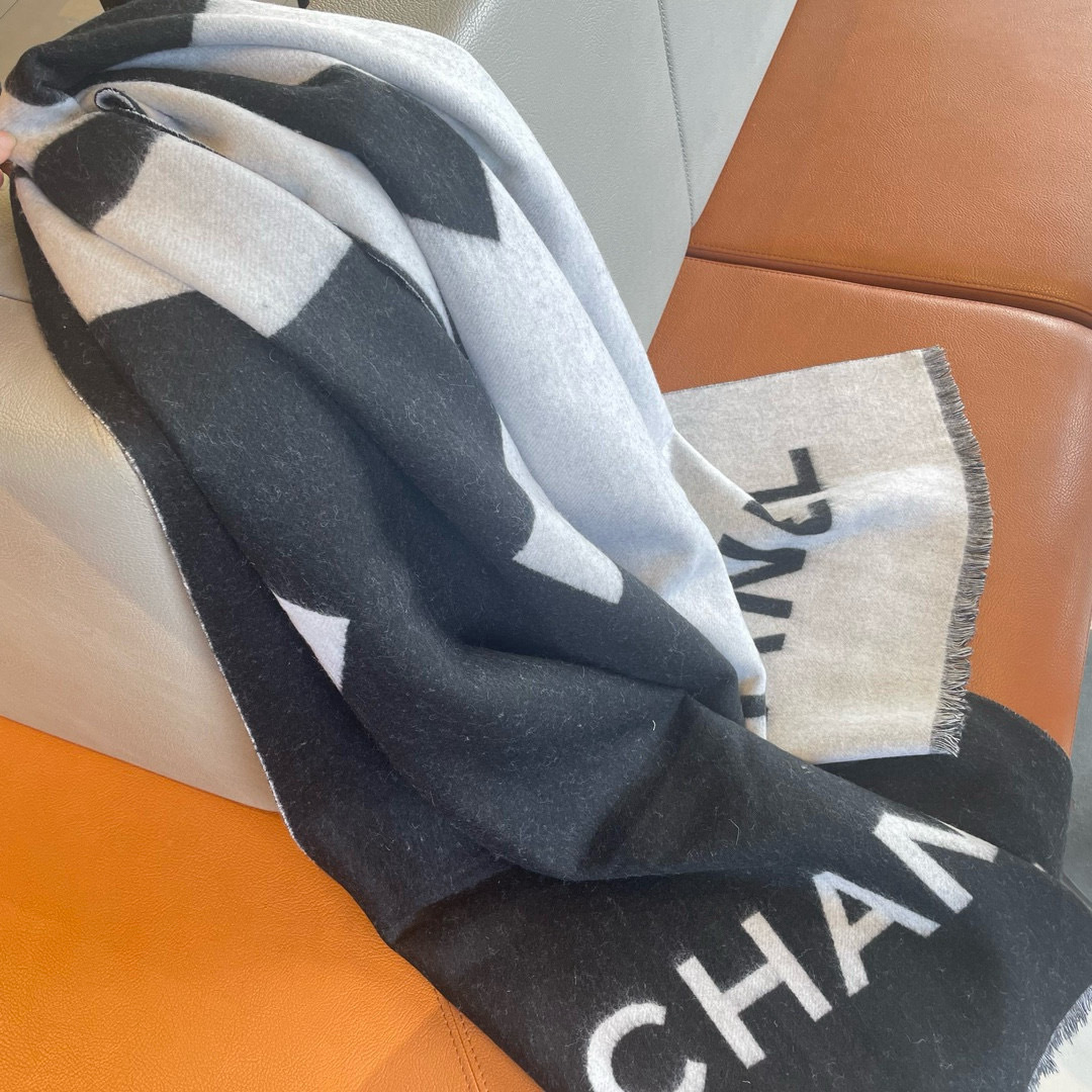 Chanel 款羊绒披肩 直接出欧洲的 正儿八经的 订单…和大货一起出来 不用多流弊的文字 它是全世界最好的Chanel