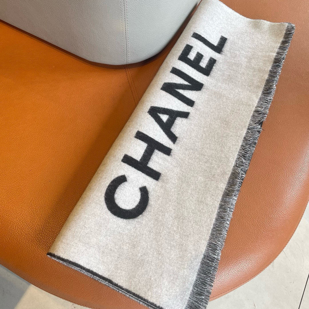 Chanel 款羊绒披肩 直接出欧洲的 正儿八经的 订单…和大货一起出来 不用多流弊的文字 它是全世界最好的Chanel