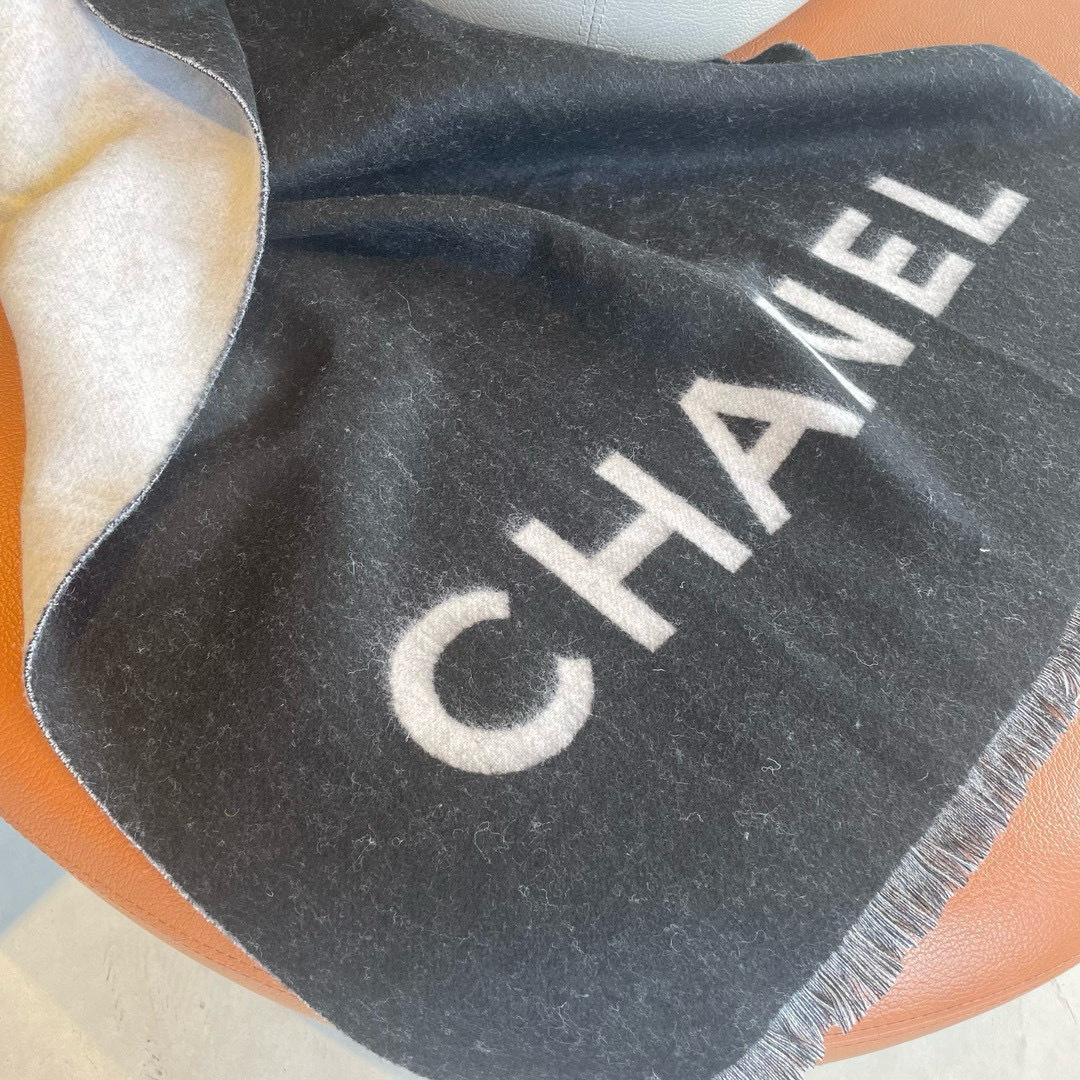 Chanel 款羊绒披肩 直接出欧洲的 正儿八经的 订单…和大货一起出来 不用多流弊的文字 它是全世界最好的Chanel