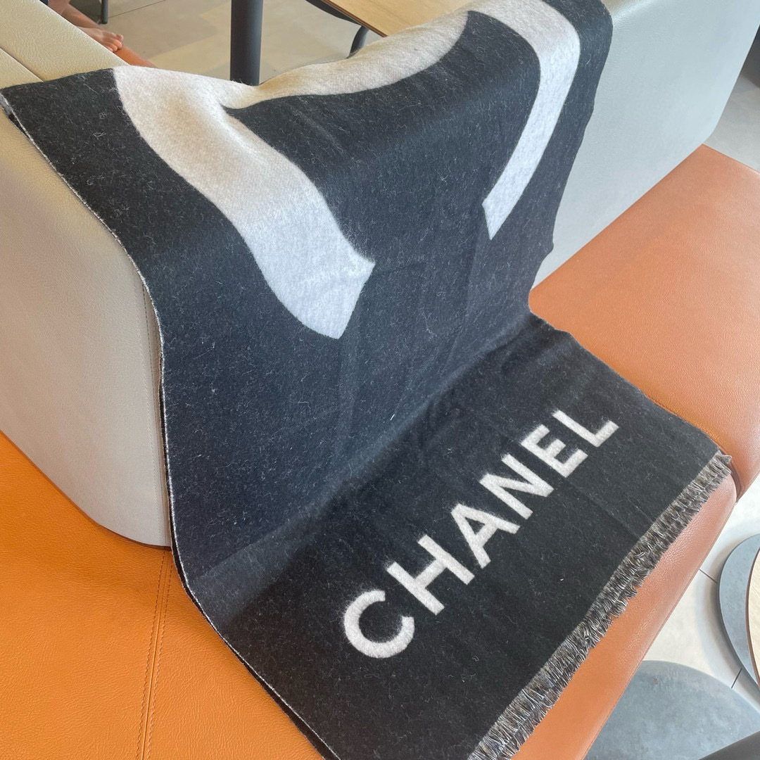 Chanel 款羊绒披肩 直接出欧洲的 正儿八经的 订单…和大货一起出来 不用多流弊的文字 它是全世界最好的Chanel