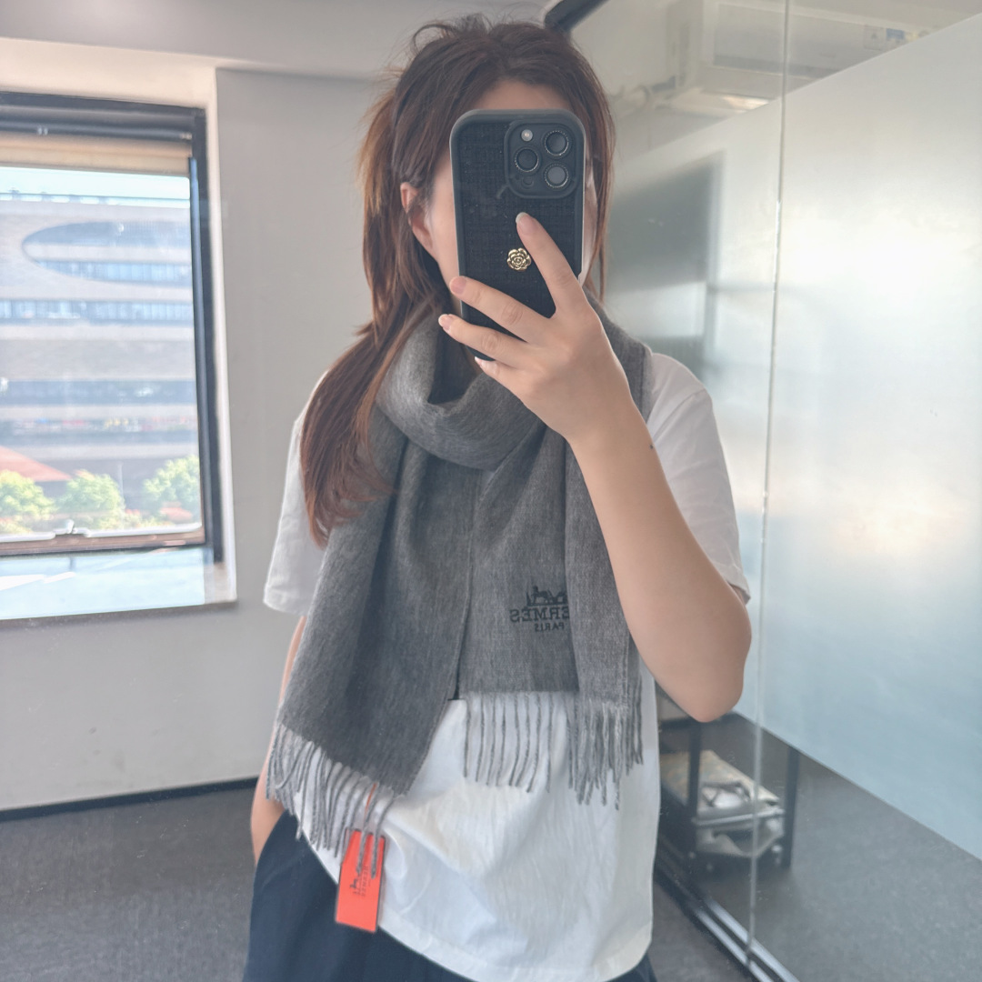 NO:727450,【Hermes ·  Hermès cashmere double-sided scarf, Big H’s rare gentle color matching, low-key yet elegant] Highly recommended, double-sided color matching, one scarf with two styles, high-end, comfortable and fashionable temperament, full of big-brand style, Super Amway Big H is a soft color that touches the heart  Beautiful scarf, extremely simple color with low-key carriage embroidery logo, the finishing touch without losing the beauty, the pursuit of successful people, the color is absolute, a little unique fairy spirit, the absolute choice for couples, the color is elegant, not enchanting, specifications 32  x cm high version scarf,high version scarf,hermes,hermes19860909【Hermes · 爱马仕羊绒双面围巾,大H难得一见的温柔配色,低调又不失优雅】重点推荐双面配色,一条围巾两种风格搭配,高级舒适时髦气质,大牌范十足,超级安利大H这款触动内心的柔美围巾,极其简单的颜色搭配低调的马车刺绣logo,点睛之笔确又不失美感,成功人士的追求,色彩绝对,有点独有的仙气,绝对的情侣款不二之选,颜色淡雅,不妖娆规格32 x cm高版本围巾,高版本围巾,hermes,hermes,scarf