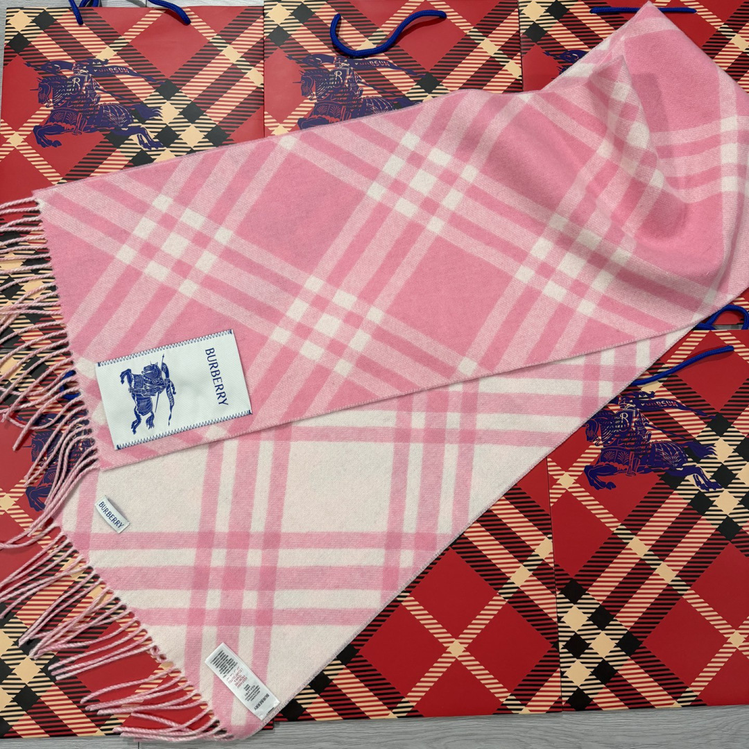Burberry 继全智贤带火的格纹款围巾之后 Bur又一款力作上市 Burberry新款流苏格纹羊绒围巾
