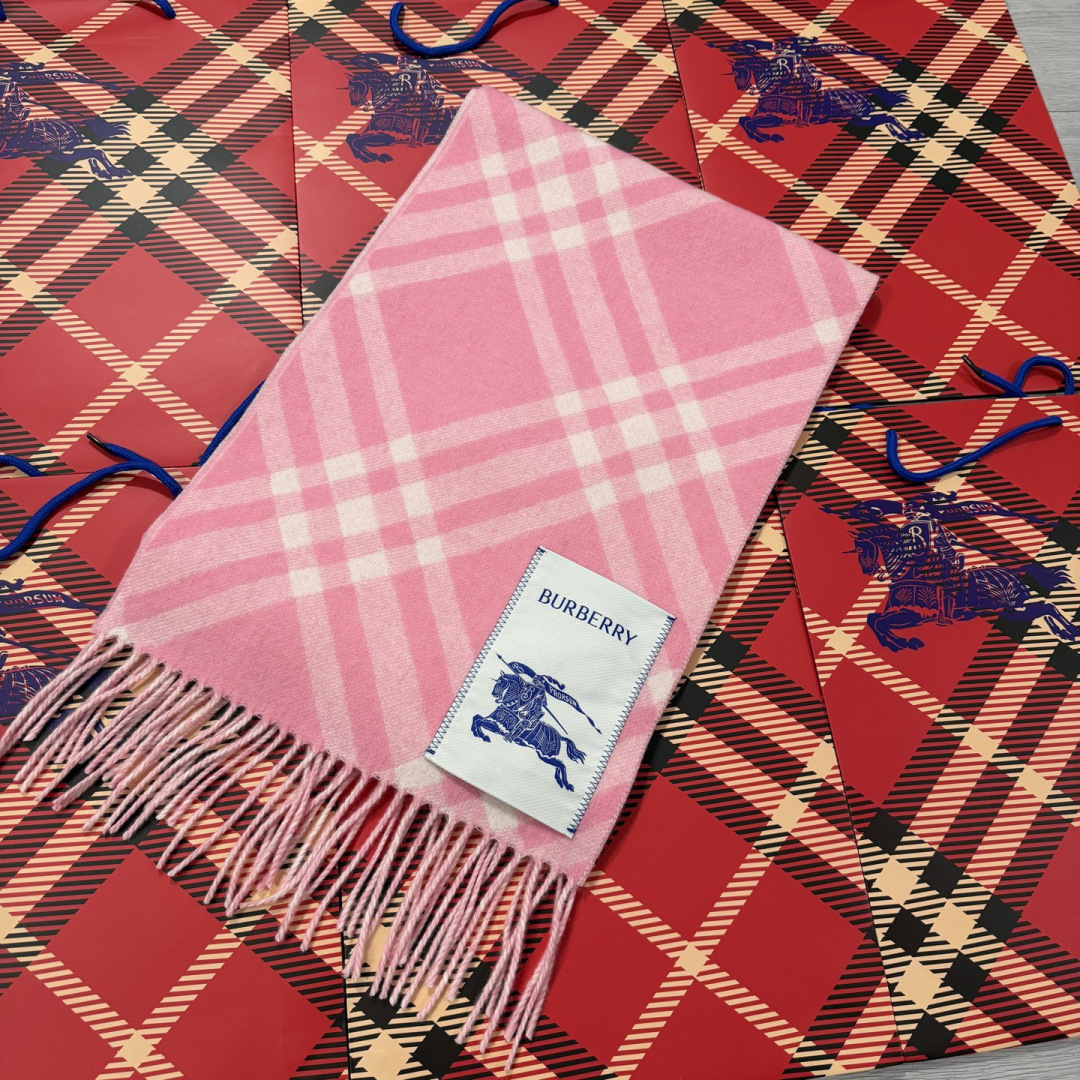 Burberry 继全智贤带火的格纹款围巾之后 Bur又一款力作上市 Burberry新款流苏格纹羊绒围巾