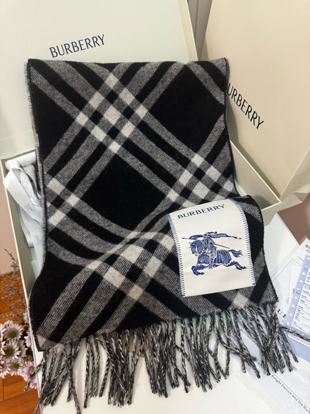 Burberry 继全智贤带火的格纹款围巾之后 Bur又一款力作上市 Burberry新款流苏格纹羊绒围巾
