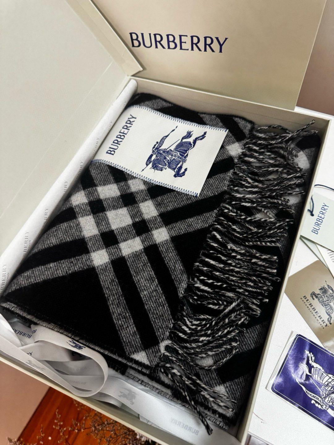 Burberry 继全智贤带火的格纹款围巾之后 Bur又一款力作上市 Burberry新款流苏格纹羊绒围巾