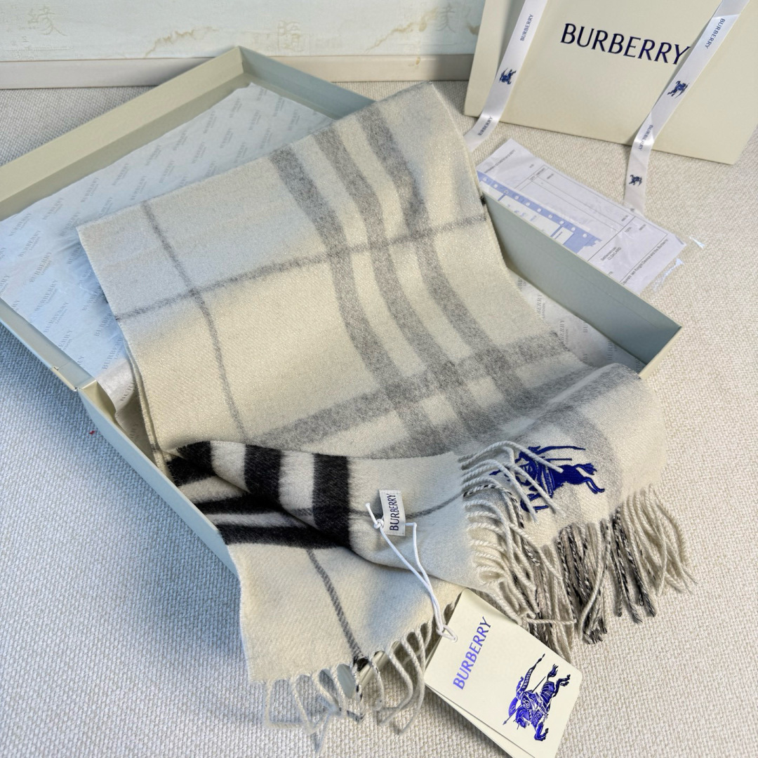 Burberry Burberry双面格纹金属线羊绒围巾 奢华 一面是 羊绒格纹 一面是金银丝镶嵌的纯色