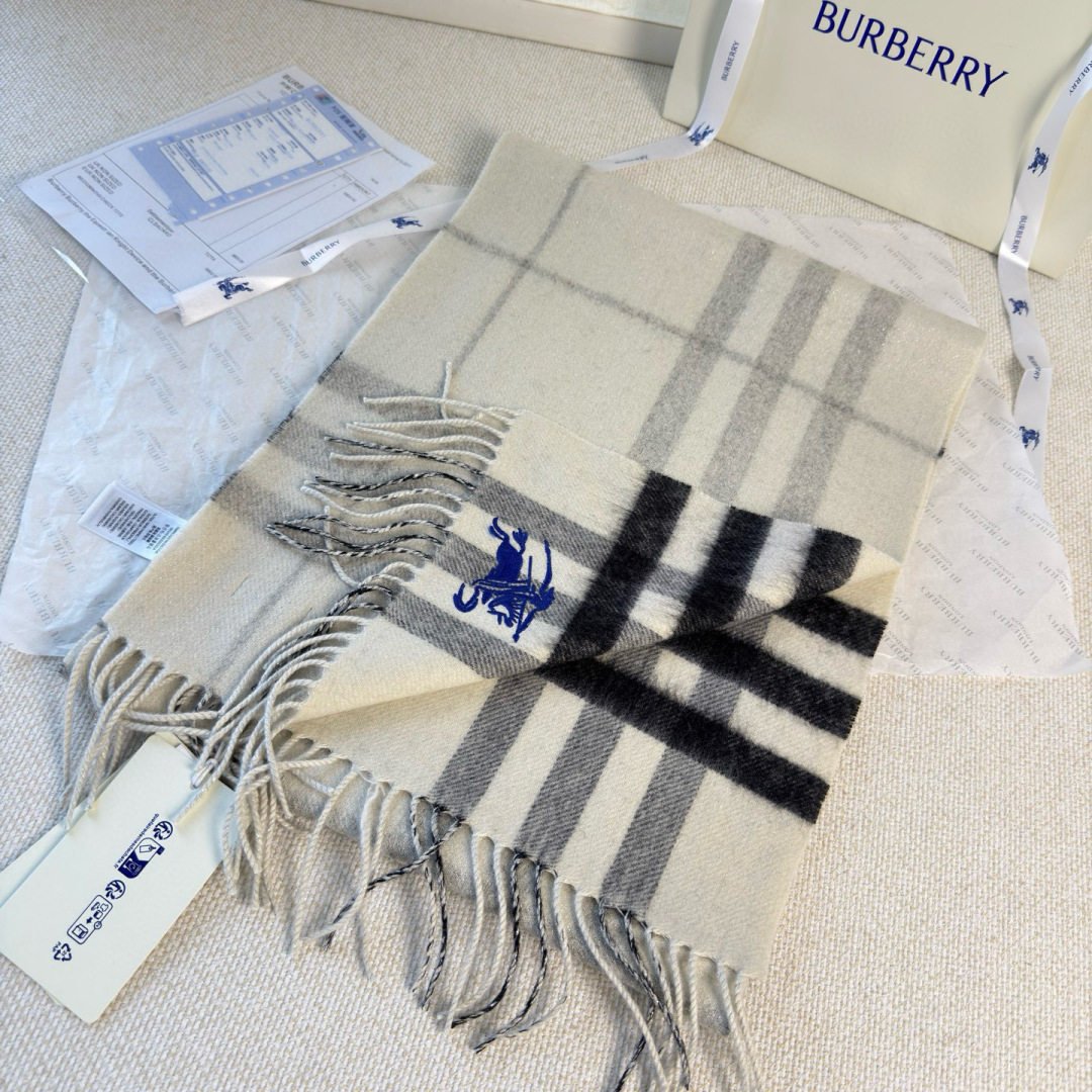 Burberry Burberry双面格纹金属线羊绒围巾 奢华 一面是 羊绒格纹 一面是金银丝镶嵌的纯色