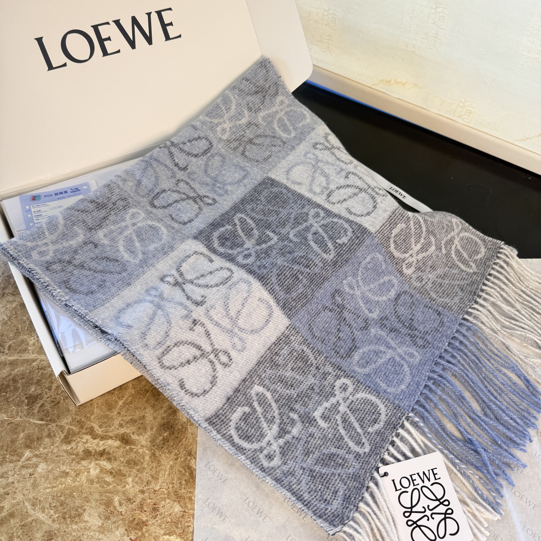 Loewe 罗意威【双色棋盘格长巾】很幸運拿到這個品牌的東西 真的不多見 很少在國內做訂單