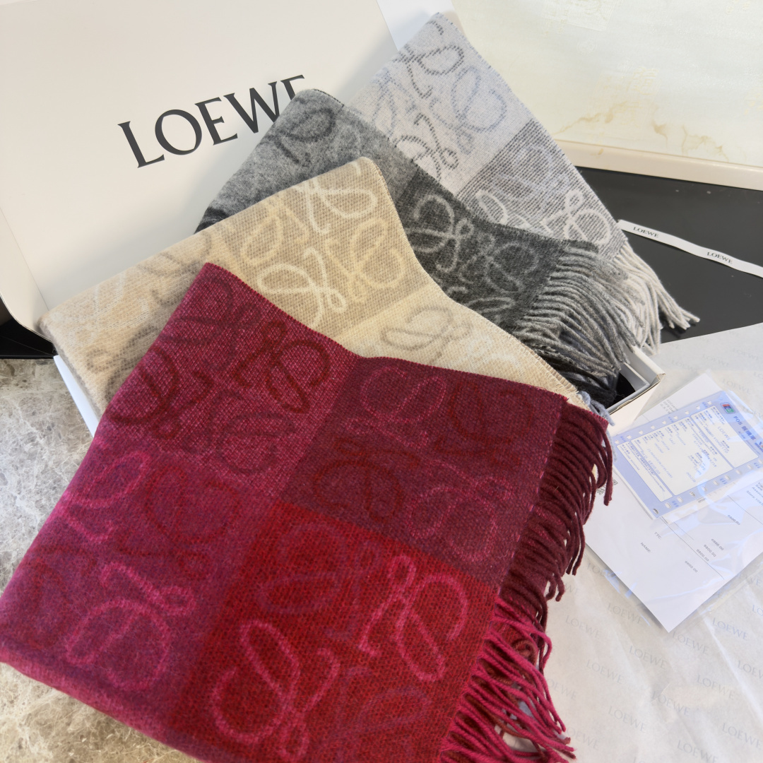 Loewe 罗意威【双色棋盘格长巾】很幸運拿到這個品牌的東西 真的不多見 很少在國內做訂單