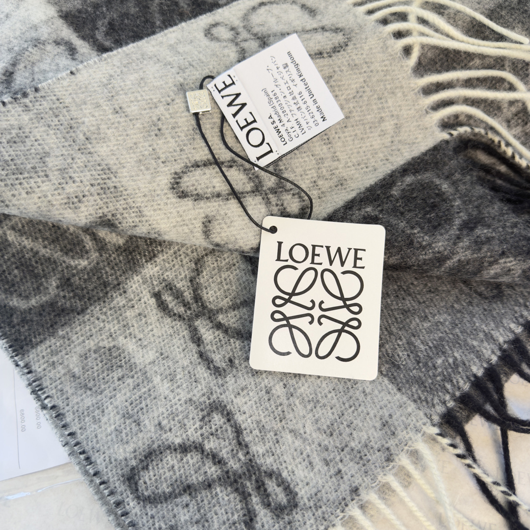 Loewe 罗意威【双色棋盘格长巾】很幸運拿到這個品牌的東西 真的不多見 很少在國內做訂單