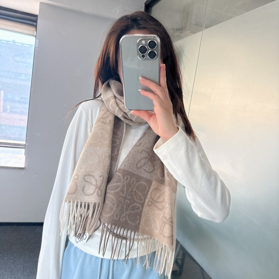 NO:727469,Loewe · Luo Yiwei [Two-color checkerboard long scarf] I am very lucky to get something from this brand. It is really rare. I rarely make orders in China, and the styles are really poor. As the top luxury brand in Spain, Loewe adheres to tradition, craftsmanship, and enthusiasm, exuding a unique Spanish aristocratic atmosphere! This model is customized for the windows of the Barcelona counter! The overall composition of the scarf is their brand's most classic LOGO style design. Size 40x200cm, 90 wool cashmere high version scarf, high version scarf, loewe, loewe19860909Loewe · 罗意威【双色棋盘格长巾】很幸運拿到這個品牌的東西,真的不多見,很少在國內做訂單,款式真的少的可怜羅意威作為西班牙的頂尖奢侈品牌,秉承傳統,技藝,熱誠,散髮獨特的西班牙貴族氣息！本款為巴塞羅納專櫃的櫥窗定制款！围巾整体构图为他们品牌最经典的LOGO风格设计.规格40x200cm,90羊毛羊绒高版本围巾,高版本围巾,loewe,loewe,scarf