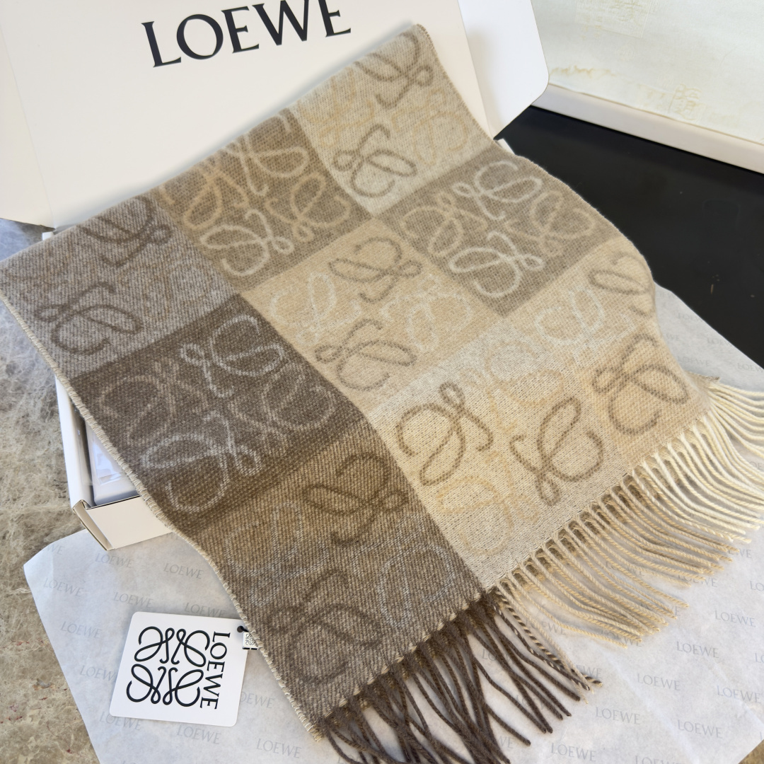 Loewe 罗意威【双色棋盘格长巾】很幸運拿到這個品牌的東西 真的不多見 很少在國內做訂單