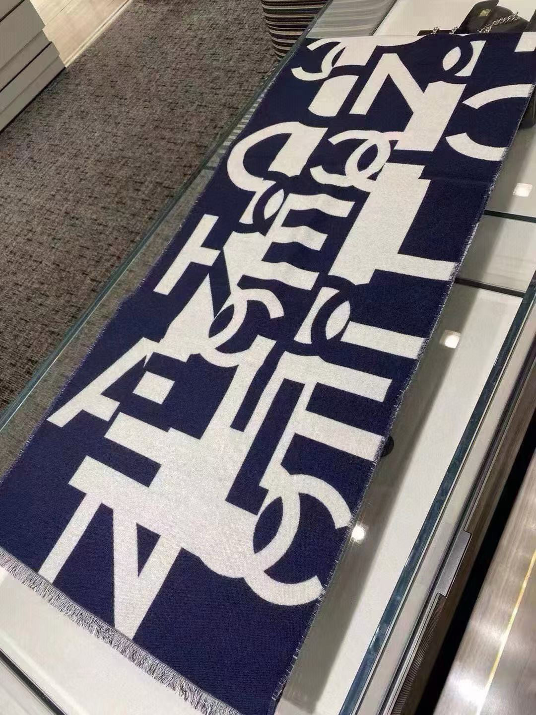 🆕香奶奶双面围巾，真香系列❗Chanel今年最火的款，几何图案搭配奶茶驼拼黑，海军蓝拼白，两个配色都超级