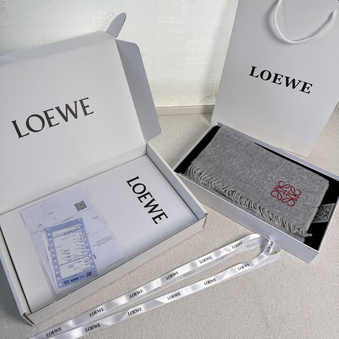 🆕 【▪▪ Loewe · 罗意威️难得一见的温柔配色，低调又不失优雅❗️】重点推荐❗️双面配色，一条围