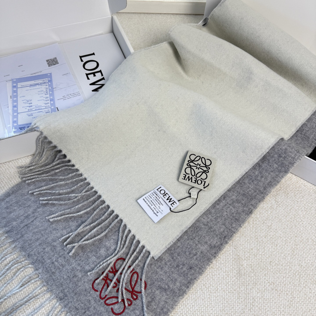 🆕 【▪▪ Loewe · 罗意威️难得一见的温柔配色，低调又不失优雅❗️】重点推荐❗️双面配色，一条围