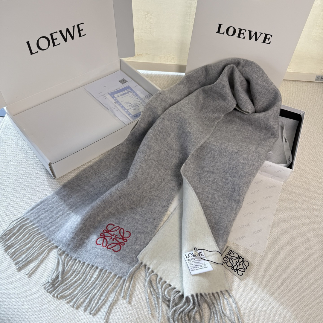 🆕 【▪▪ Loewe · 罗意威️难得一见的温柔配色，低调又不失优雅❗️】重点推荐❗️双面配色，一条围