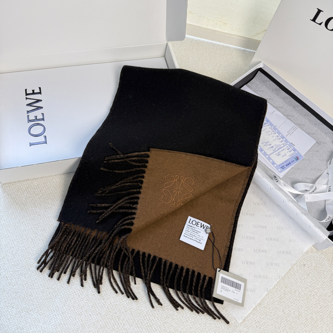 🆕 【▪▪ Loewe · 罗意威️难得一见的温柔配色，低调又不失优雅❗️】重点推荐❗️双面配色，一条围