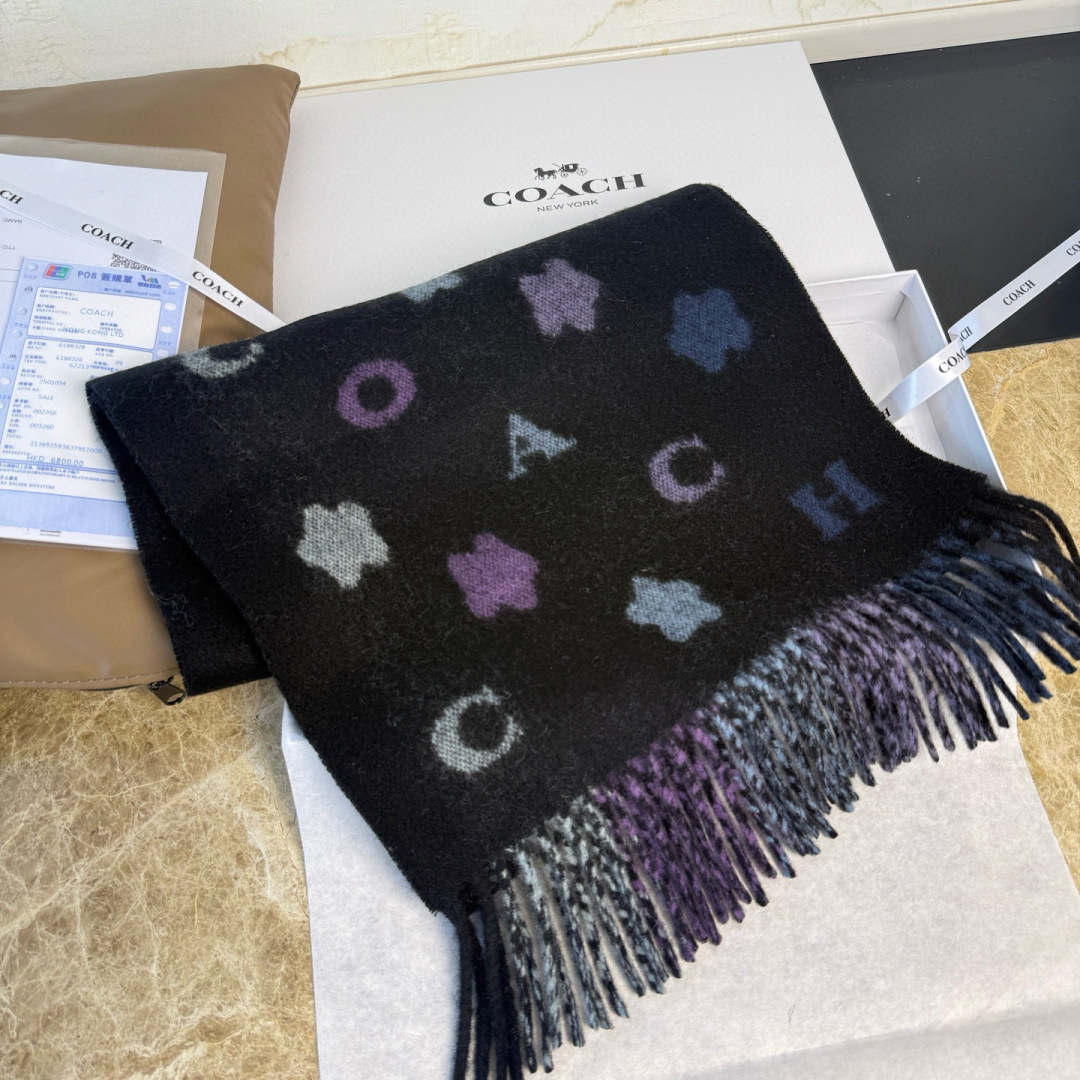 🆕COACH · 蔻驰男女通用彩条围巾❗️也太好看了吧！不仅有颜值还有品质，95%绵羊毛+5%山羊绒，手