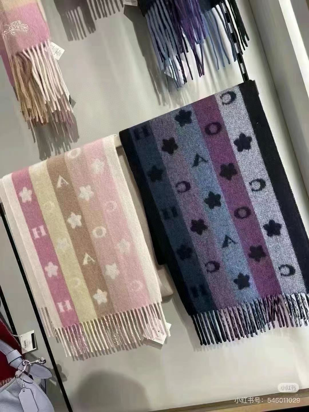 🆕COACH · 蔻驰男女通用彩条围巾❗️也太好看了吧！不仅有颜值还有品质，95%绵羊毛+5%山羊绒，手