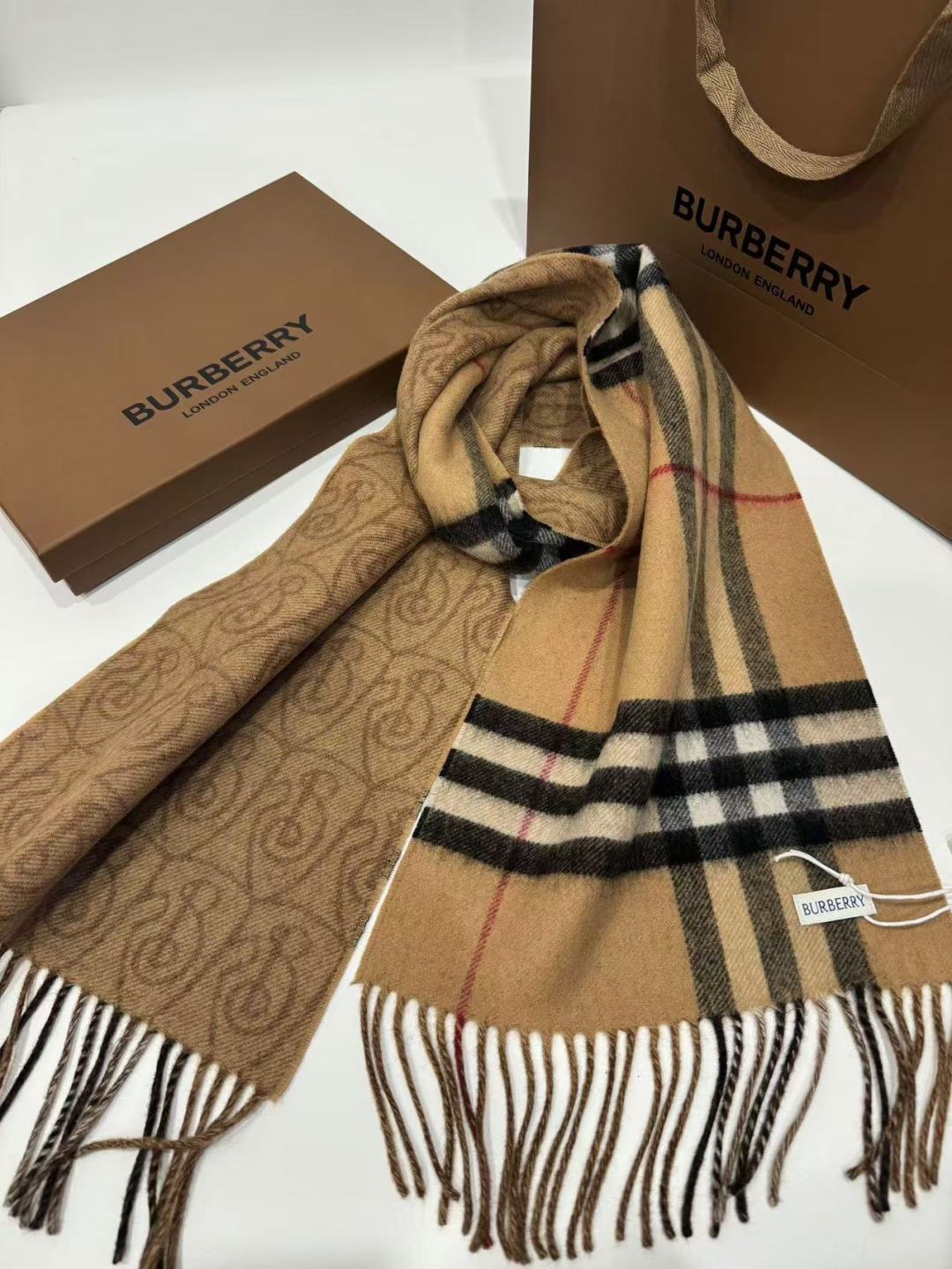 🆕Burberry · B字形盾牌❗️B家双面围巾❗好看的要疯掉了，太有型太有魅力了❗❗非常斯文时尚的秋