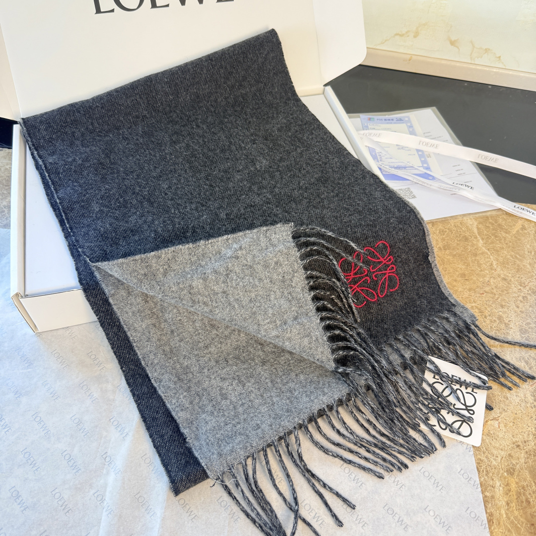 🆕 【▪▪ Loewe · 罗意威️难得一见的温柔配色，低调又不失优雅❗️】重点推荐❗️双面配色，一条围