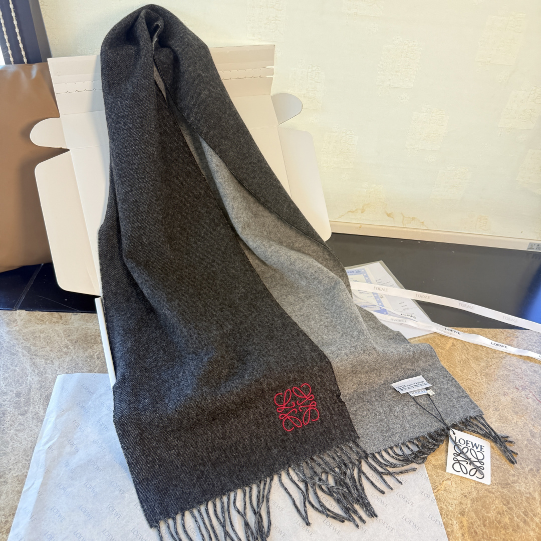 🆕 【▪▪ Loewe · 罗意威️难得一见的温柔配色，低调又不失优雅❗️】重点推荐❗️双面配色，一条围
