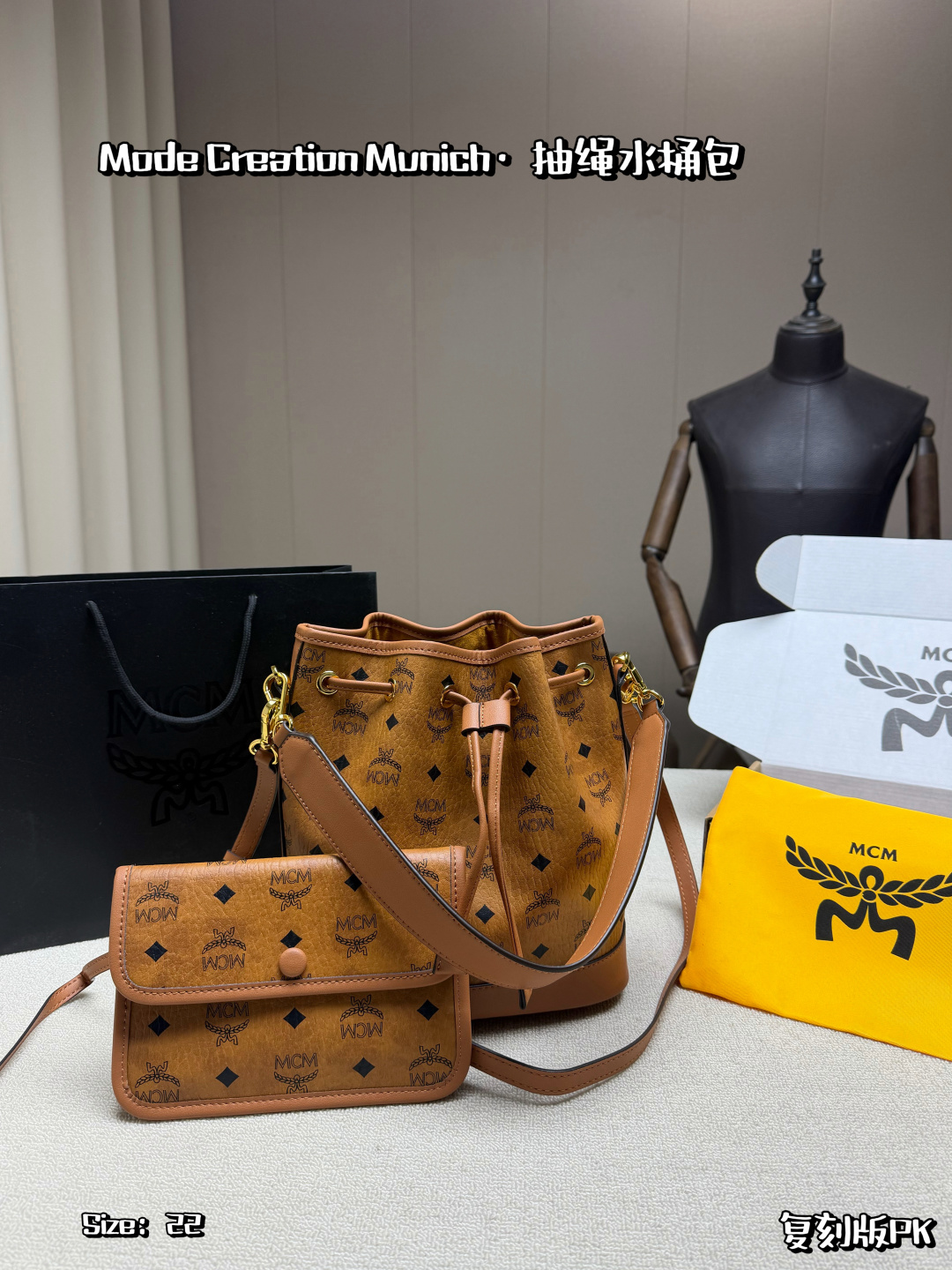 P140, con caja de avión ✨MCM bolso cubo de cordón clásico en coñac, lona recubierta Visetos + ribete de cuero…