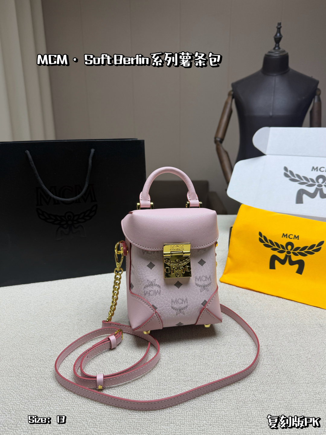 P150, con caja de avión 💖MCM bolso cubo mini rosa, con lona clásica Visetos y ribete de cuero rosa, el candado de meta…
