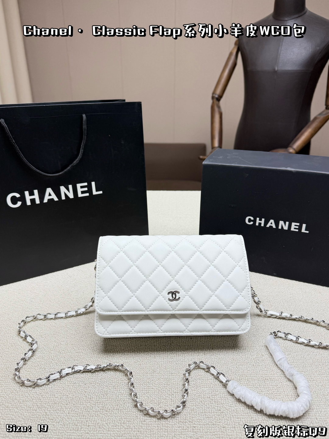 Lambskin Silver Label P225, With Folding Box And Airplane Case | Chanel White Lambskin Woc, Classic Diamond Pattern + Silver Chain, Simple And High-end Wear-resistant And High-quality, It Can Be Easily Used For Daily Commuting And Dating. The Chain Can Be Worn On One Shoulder, Across The Body Or In The Hand, Making It Versatile And Versatile. Although The Interior Space Is Small, It Is Super Practical. It Can Accommodate Mobile Phones, Card Holders, And Keys. It Is A Classic Item That Combines Fashion And Functionality | Size: 19×12