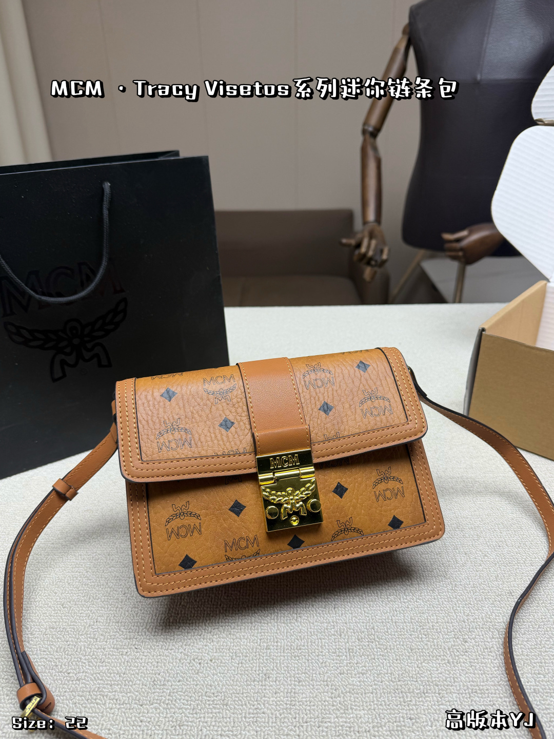 P170, con caja de avión ✨MCM Tracy Visetos mini bolso de cadena, clásica lona de monograma antiguo + cuero Napa combina…