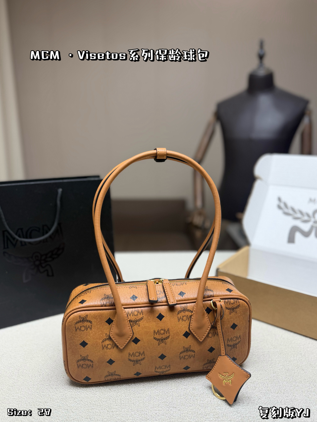 P160, con caja plegable 👜Bolso bowling de la serie MCM Visetos, lona recubierta color coñac + patrón clásico…