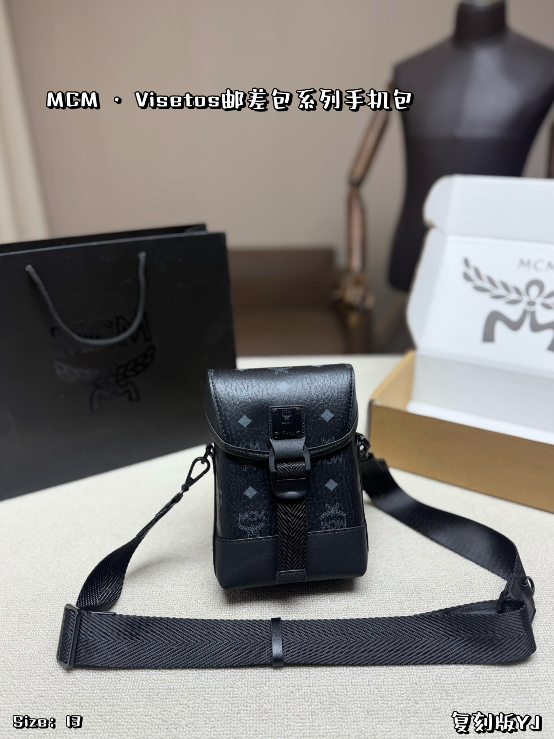 P160, con caja plegable 🖤 Bolso de teléfono MCM Visetos, lona recubierta con estampado clásico negro + ribet…
