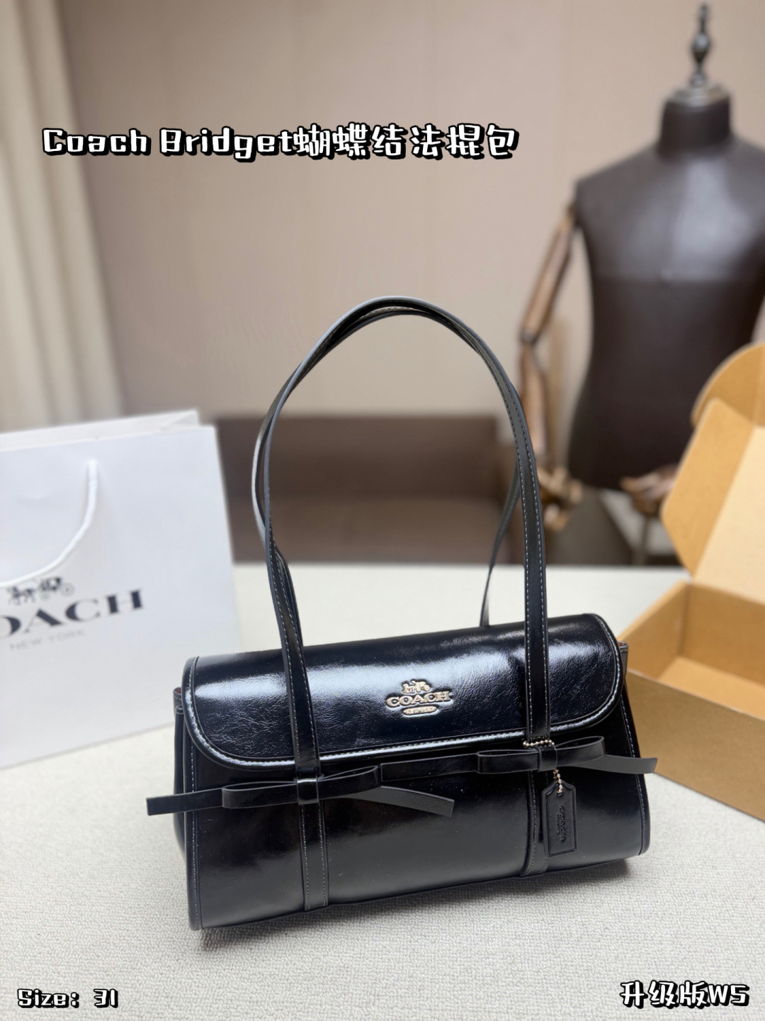 P240 Airplane Box | Coach Bridget Bow Baguette Bag, Bow Design, Sweet, Cool And Elegant It’s Perfect For Commuting, Shopping, And Dating. The Baguette Bag Shape + Bow Tie Is Practical And Stylish. The Interior Space Is Reasonable, And It Can Be Stored Neatly With The Dupont Paper Liner. Black Is Versatile And Can Easily Be Worn With Various Outfits. It Is A Very Popular Fashion Item Recently | Size 31 17