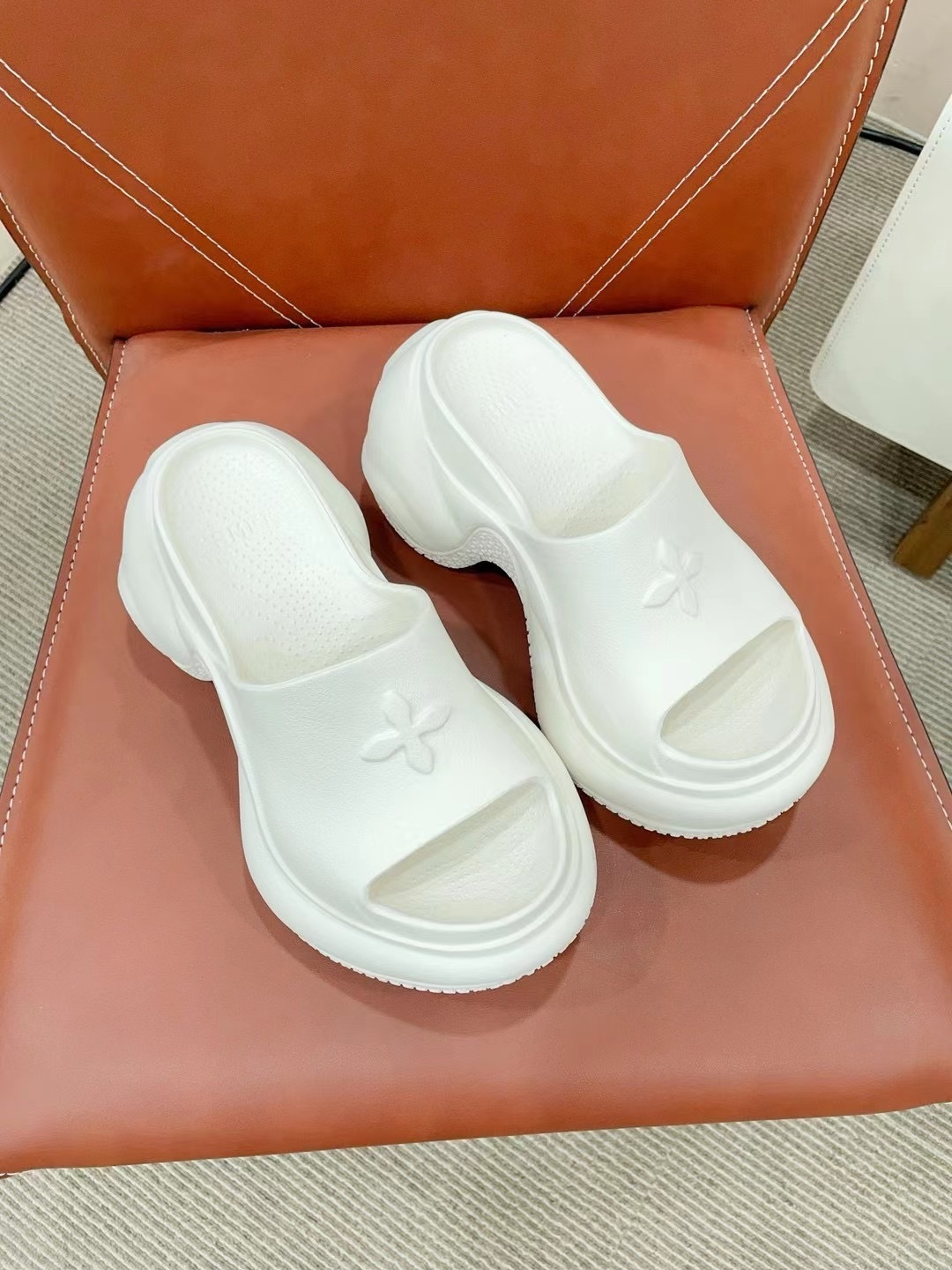 NO:405503,Smf- 25ss niche fashion brand popular products are unsensible and embossed with thick-soled slippers. They are really very attractive and more you like them the more you look at!  The gospel of short babies directly extends the body proportions!  !  Sole soft and comfortable, sole is wear-resistant and non-slip - and every color is very versatile. It is really suitable for this spring and summer. The original EVA integrated molding of the upper is original rubber outsole. Heel height 9.5cm Size: 35-40 (40 women's customized custom-made non-return and exchange), slippers, slippers19860909Smf- 25ss 小众潮牌爆款没计感浮雕一字厚底拖鞋,爆真的是很耐看越看越喜欢！矮个子宝宝的福音直接拉长身材比例！！鞋身柔软舒适,鞋底耐磨防滑-而且每个颜色都非常百搭.真的太适合这个春夏 鞋面原版EVA一体成型 原版橡胶大底. 跟高9.5cm Size: 35-40（40女定做不退换）,拖鞋,slippers,Women's Shoes