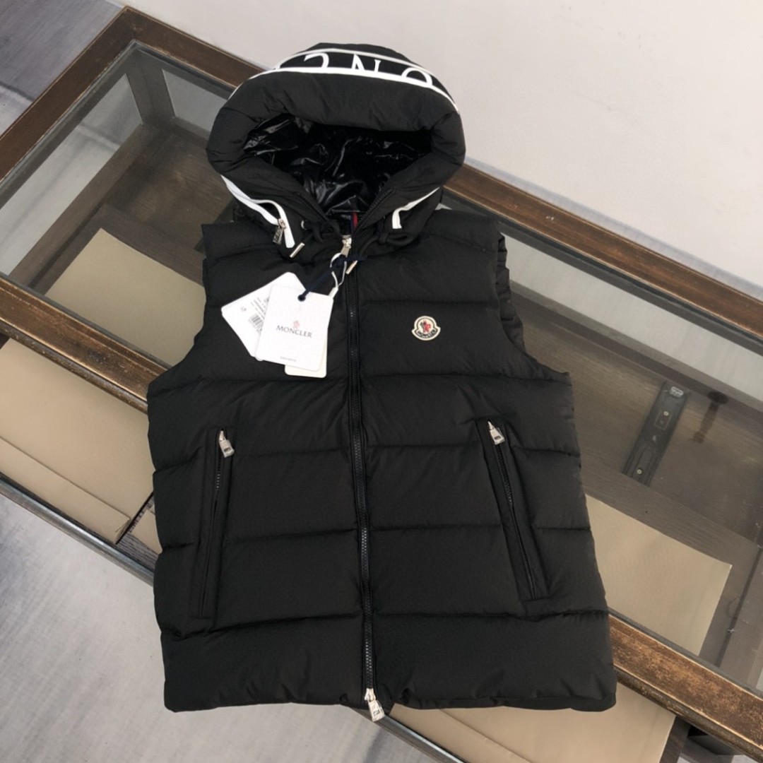 P300 Moncler 蒙口 25秋冬新款！时尚羽绒马甲！羽绒背心！甄选客供100%棉纶面料拥有极为优越的防水透气性，面料触感非常的柔软爽滑有光泽！内里填充物含绒量90%白鸭绒 蓬松感与回弹性都极为优越，御寒性能更是毋庸置疑！客供品牌字母刻印拉链头无处不在彰显大牌气场，简约大气怎么穿怎么好看 ！轻巧方便还保暖搭配毛衣、卫衣均可！时尚百搭款
颜色：黑色 白色
尺码：12345