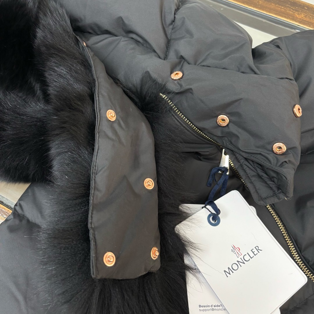 🆕Moncler 盟可睐Laichefur女士短款羽绒连帽狐狸毛领A版娃娃款羽绒服～官网专柜同步款，超轻