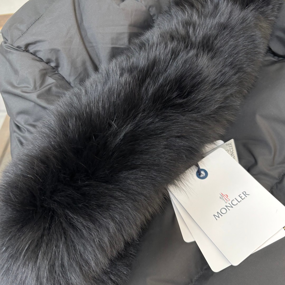 🆕Moncler 盟可睐Laichefur女士短款羽绒连帽狐狸毛领A版娃娃款羽绒服～官网专柜同步款，超轻