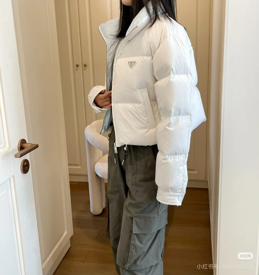PRADA 普拉达 女款短款羽绒服 白色上身图😍