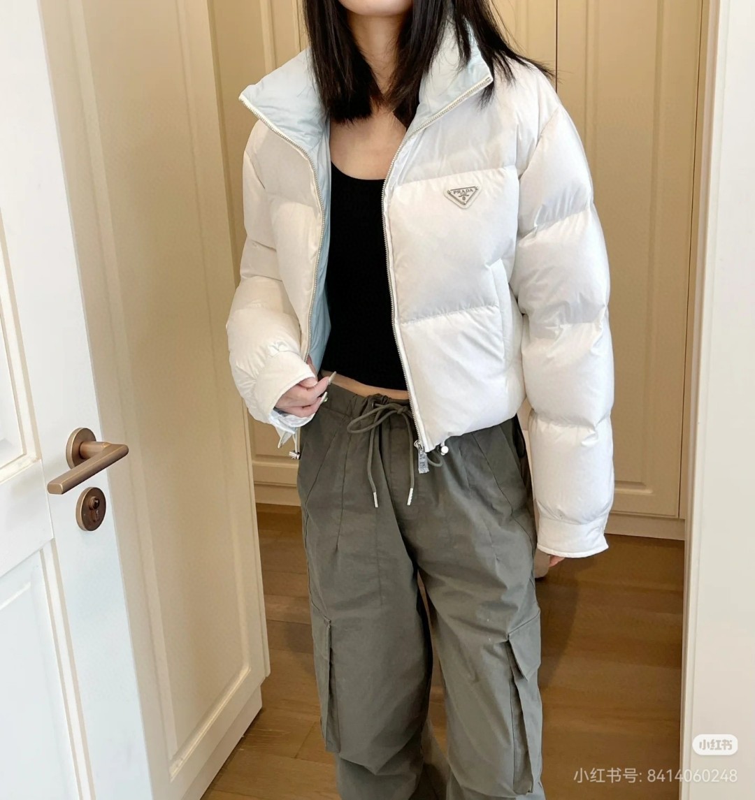 PRADA 普拉达 女款短款羽绒服 白色上身图😍