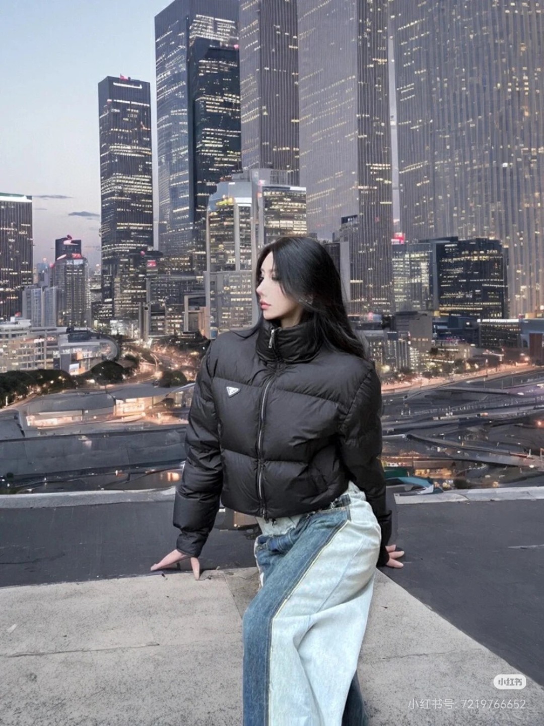 PRADA 普拉达 女款短款羽绒服 黑色上身图😍