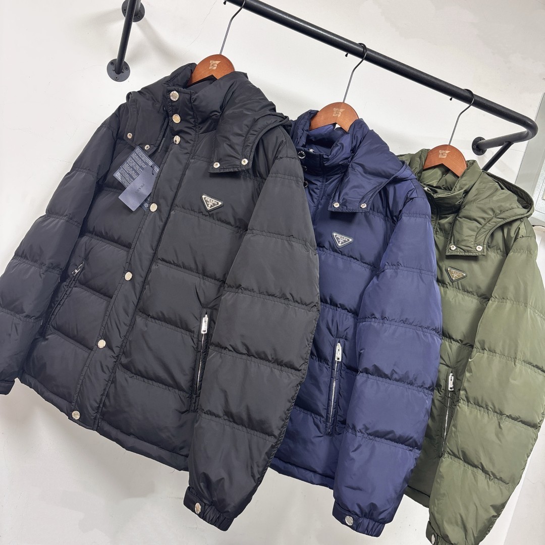 羽绒 新款上架🎬PRADA 普拉达 25秋冬新款带帽羽绒服外套 (帽子🉑拆卸)轻便蓬松保暖舒适,经典百搭