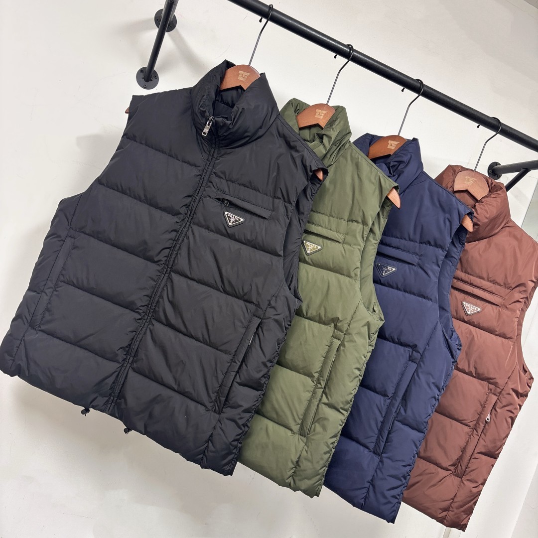 羽绒 PRADA-普拉达 25秋冬经典老牌三角标羽绒马甲背心!经典的铁三角😍每年翻牌必备上身的常青款系列