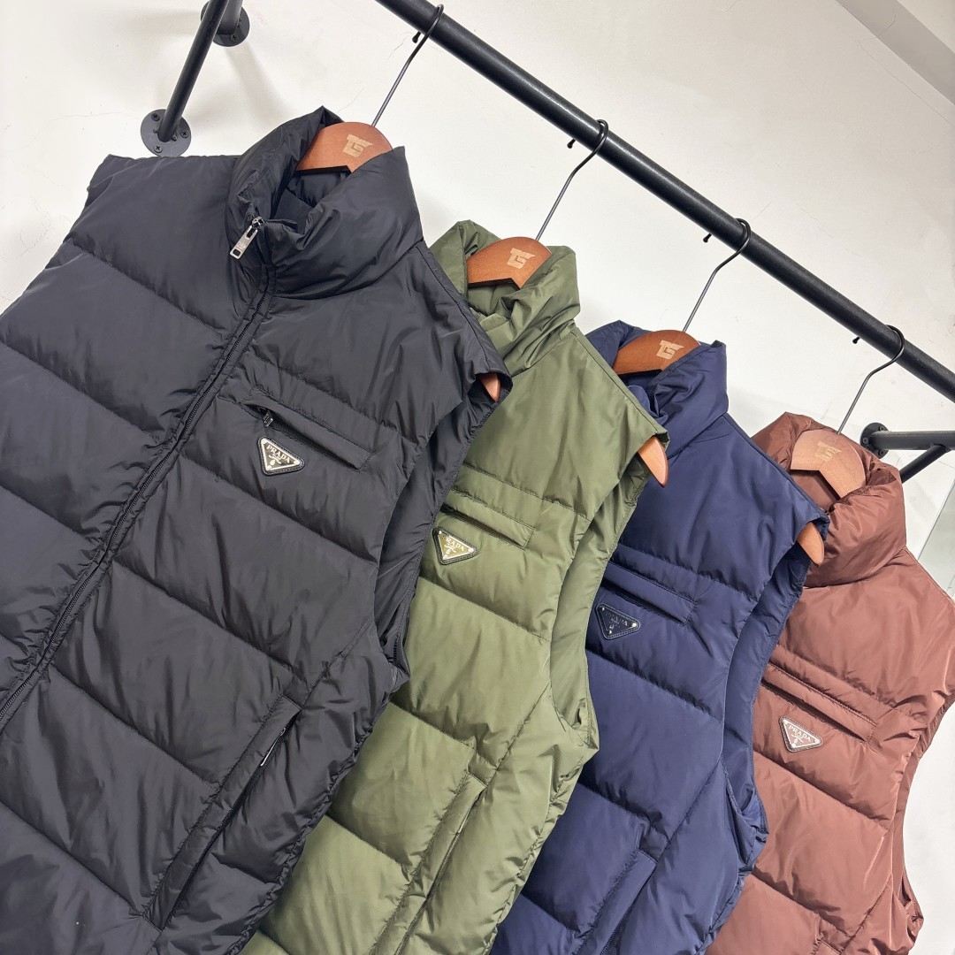 羽绒 PRADA-普拉达 25秋冬经典老牌三角标羽绒马甲背心!经典的铁三角😍每年翻牌必备上身的常青款系列